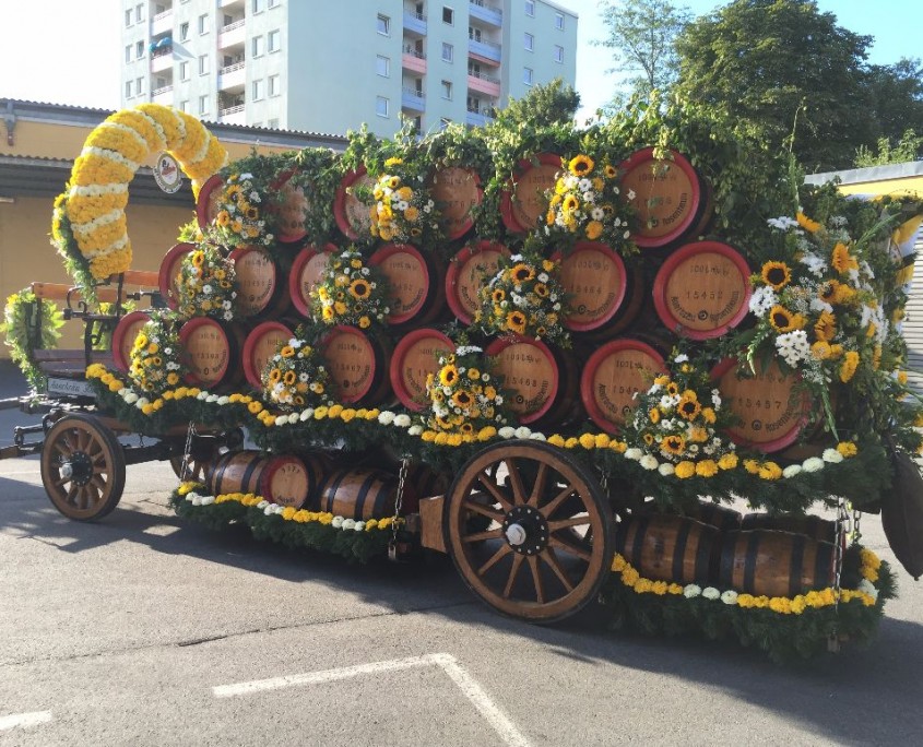 Der Bierwagen ist fertig geschmückt.