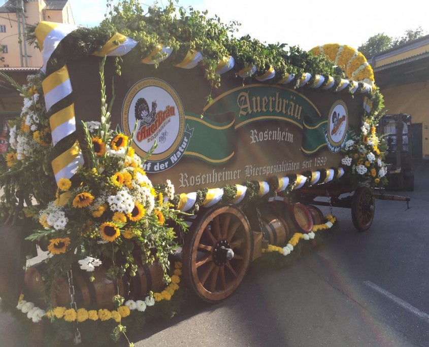 Die Blumen sind in den Firmenfarben gelb, weiß und grün.